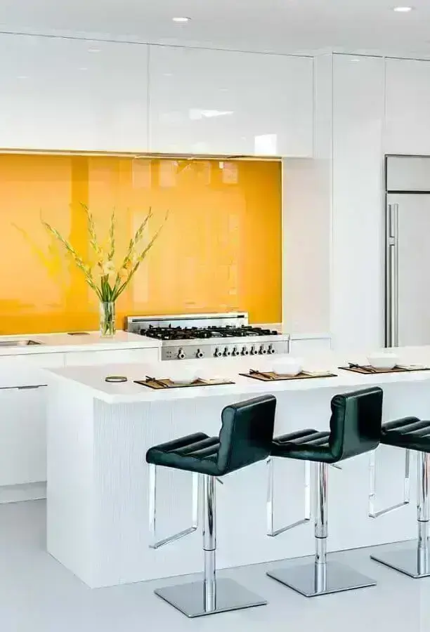 Banqueta estofada preta para decoração de cozinha branca e amarela moderna
