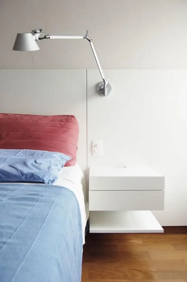Cabeceira branca com criado mudo planejada para decoração de quarto minimalista