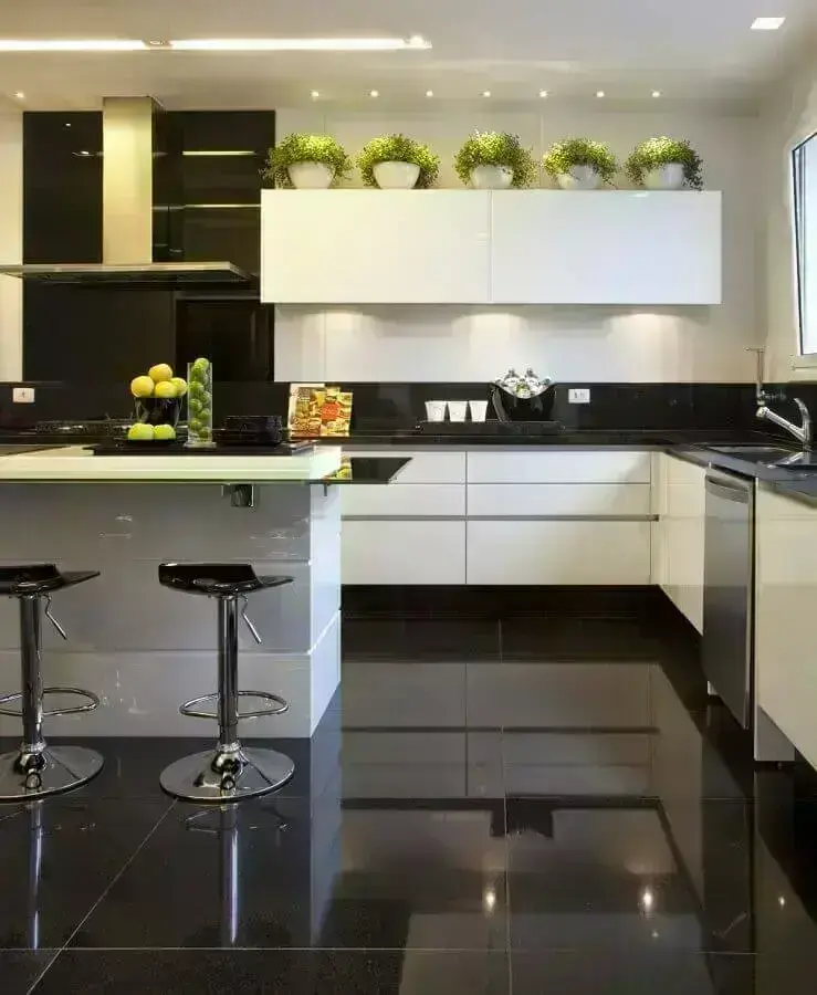 Decoração de cozinha branca com ilha e piso preto
