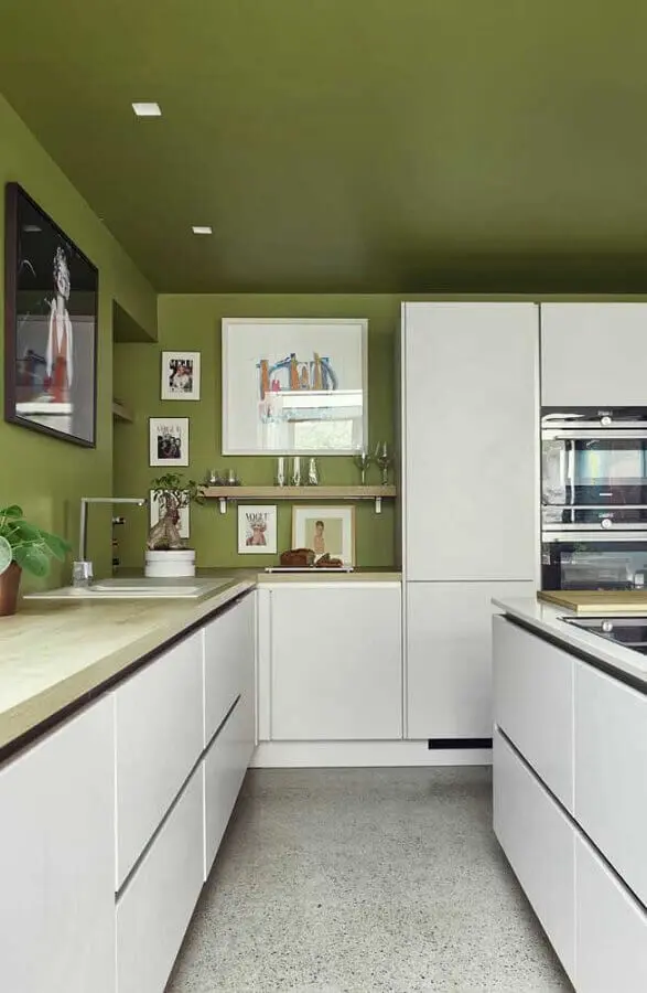 Teto e parede cor verde musgo para decoração de cozinha branca planejada