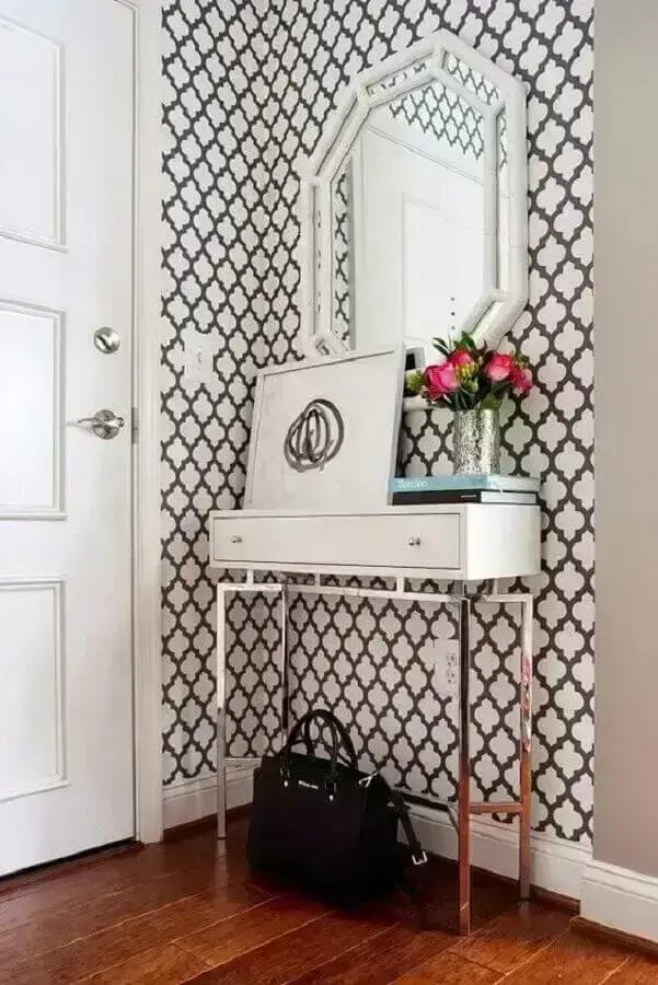 Aparador branco pequeno para decoração de hall de entrada decorado com papel de parede