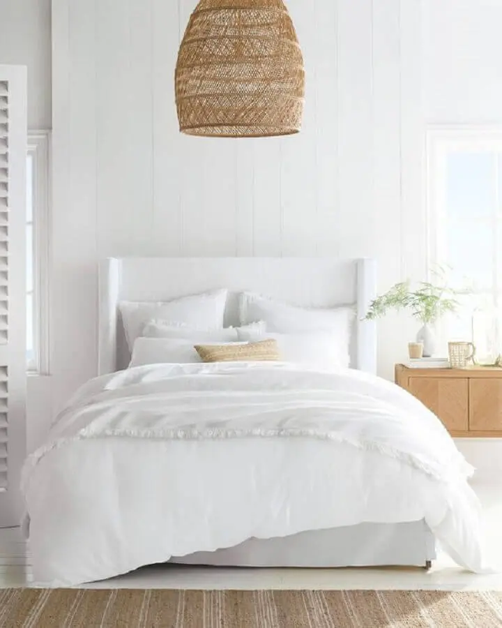Cabeceira casal branca para decoração de quarto com lustre rústico