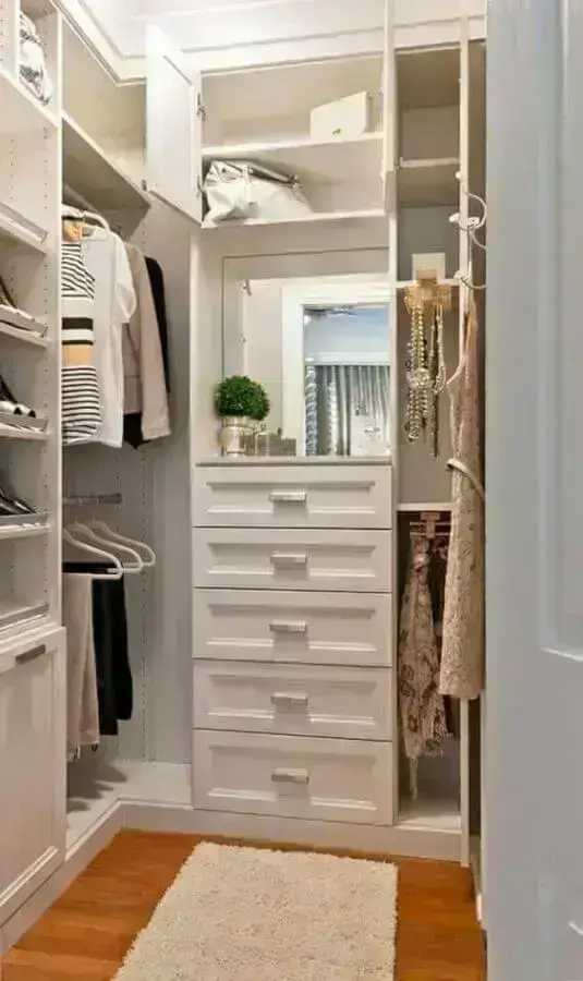 Cor branca para decoração de guarda roupa closet pequeno de solteiro