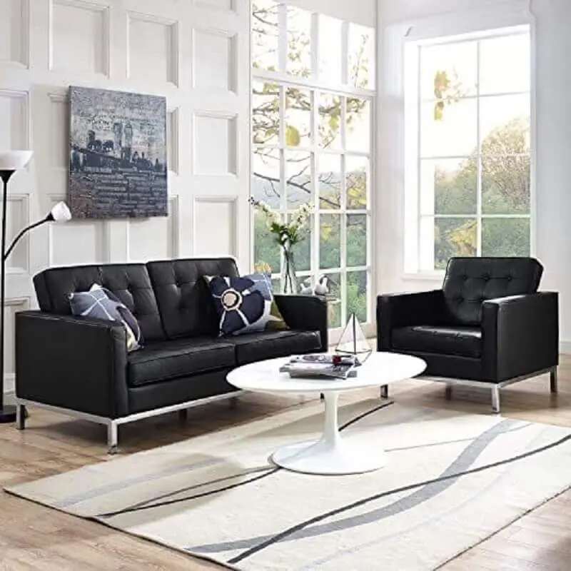 Decoração de sala de estar branca com conjunto de sofá e poltrona preta 