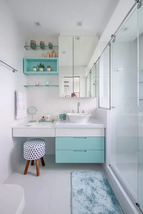 Decoração em azul pastel e branco com armário pequeno de banheiro planejado