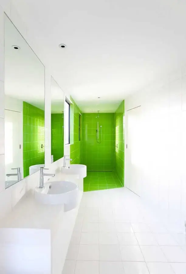 Banheiro branco decorado com revestimento cor verde limão na área do box
