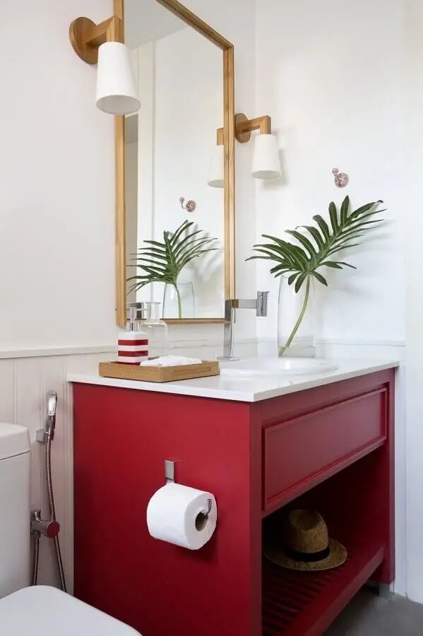 Decoração com armário pequeno de banheiro vermelho 