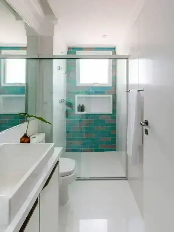 Decoração clean com azulejo para parede de banheiro pequeno