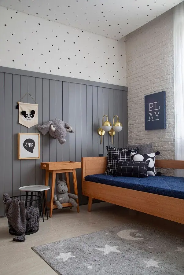 Decoração em tons de cinza com almofadas para quarto masculino simples