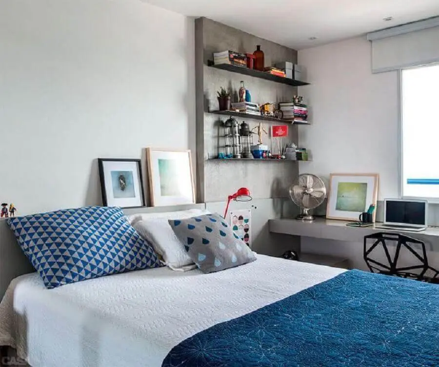 Escrivaninha planejada para decoração de quarto de casal simples cinza e azul