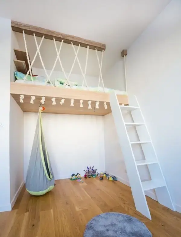 A cama suspensa mezanino otimiza o quarto infantil e permite que a criança tenha mais espaço para brincar