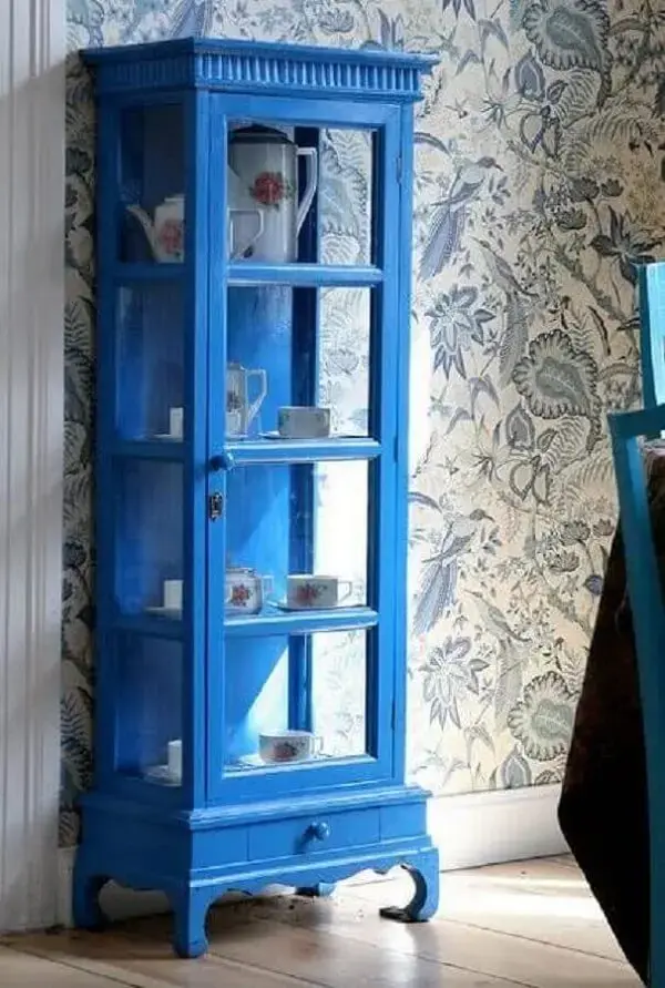 A cristaleira de vidro rústica azul se destaca na decoração