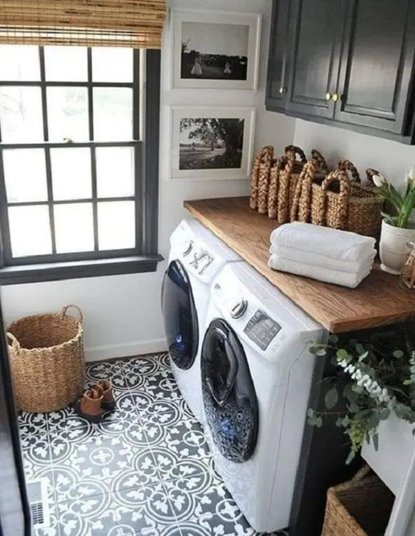 A decoração com azulejo antigo deixa a lavanderia ainda mais estilosa