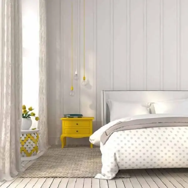 A mesa de cabeceira retrô amarela quebra a neutralidade do dormitório