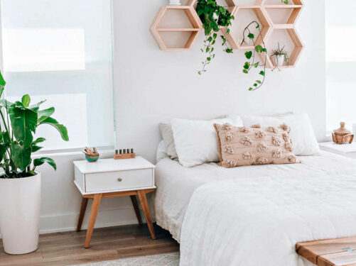A mesa de cabeceira retrô branca decora o quarto de casal
