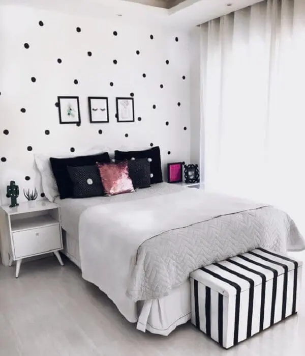 A mesa de cabeceira retrô branco se harmoniza com a decoração do quarto