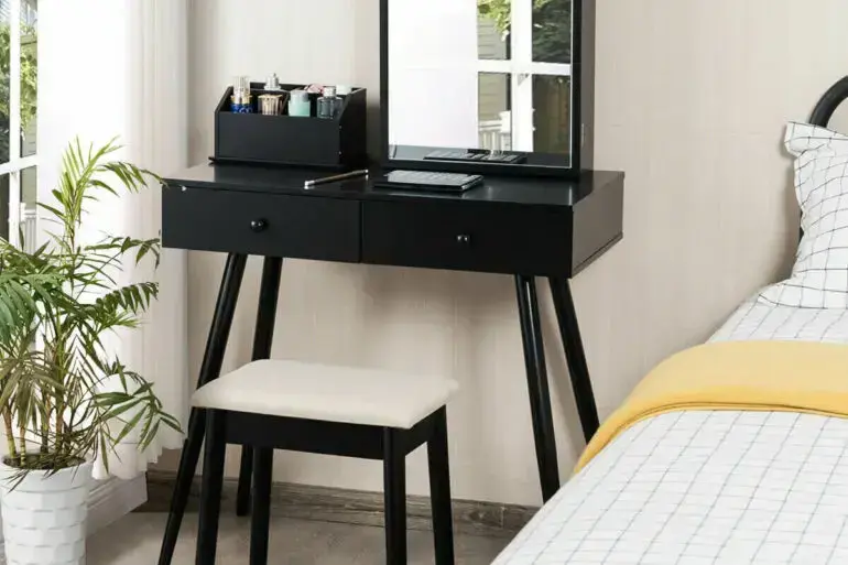 A penteadeira pequena preta é perfeita para dormitórios com espaços reduzidos