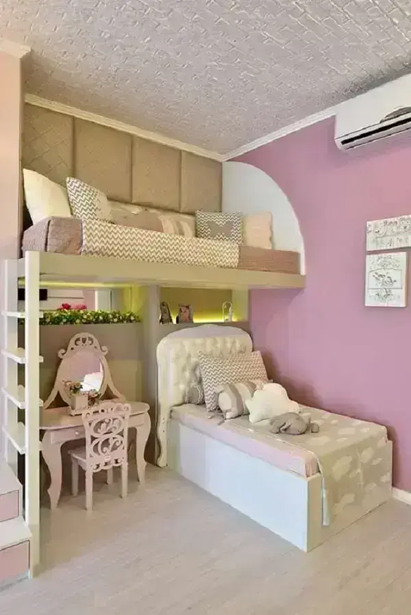 A penteadeira rosa bebê se encaixa perfeitamente nesse dormitório