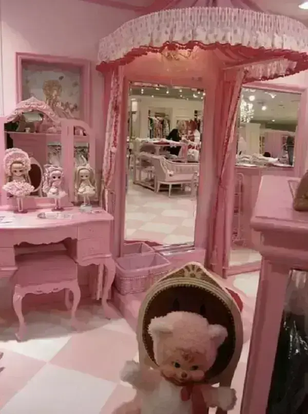 A penteadeira rosa serve de apoio para as bonecas colecionáveis