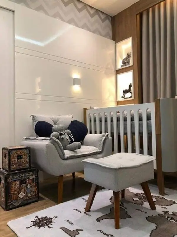 A poltrona decorativa opala pé palito decora o quarto de bebê