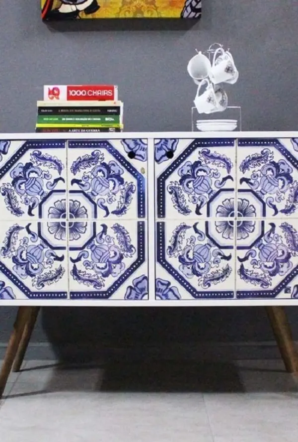Aplicação de estampa de azulejo antigo português no móvel
