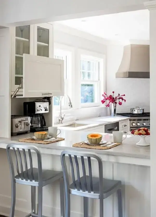 Aproveite cada espaço na decoração e invista no armário de cozinha basculante