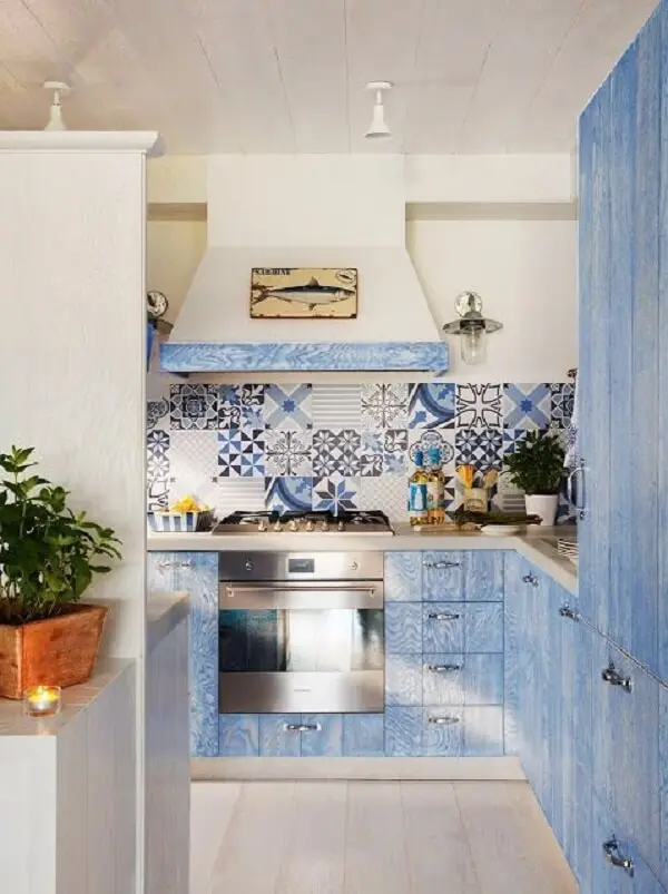 Azulejo antigo cozinha com nuances de azul que se conectam com os demais móveis do cômodo