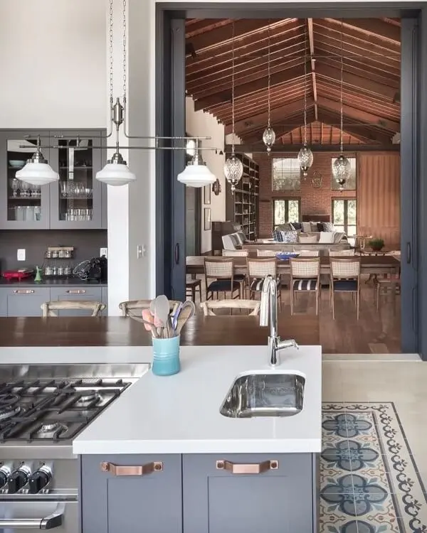 Azulejo antigo cozinha incrementa o espaço com primor