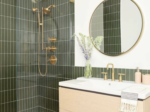 Azulejo para parede de banheiro verde decorado com gabinete suspenso de madeira clara
