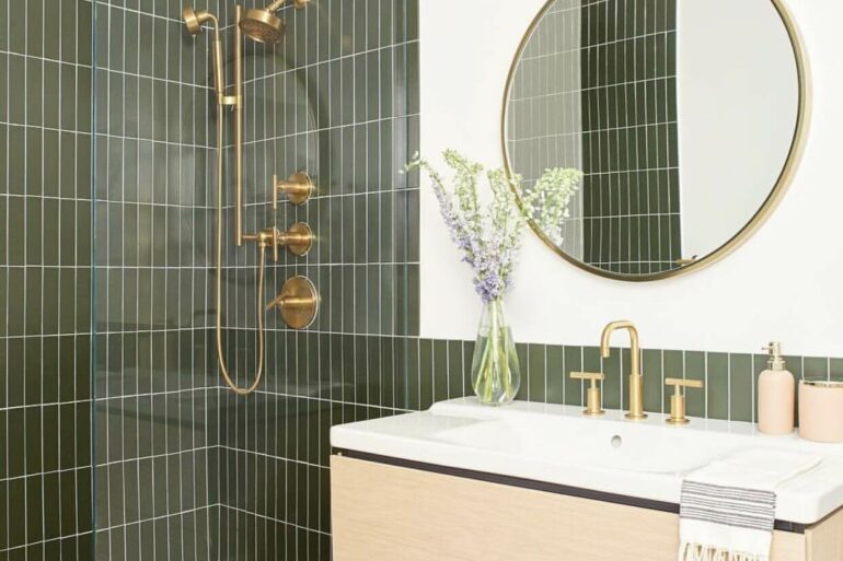 Azulejo para parede de banheiro verde decorado com gabinete suspenso de madeira clara