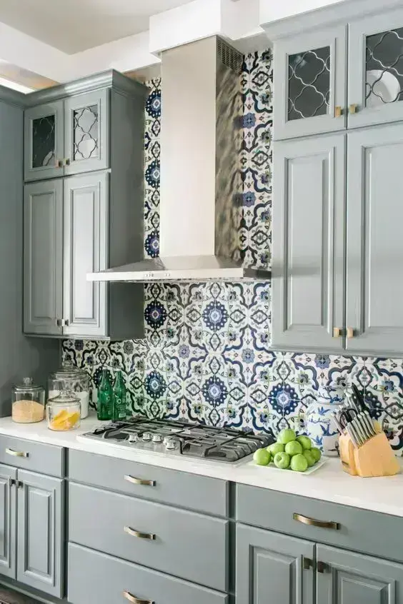 Azulejo retrô na cozinha moderna em tons de azul e cinza