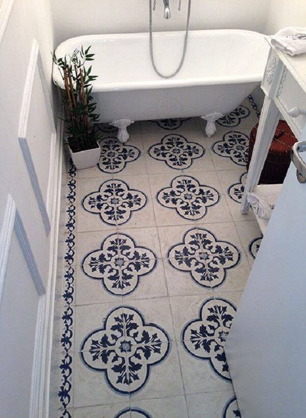 Azulejos antigos para banheiro decoram o piso do ambiente