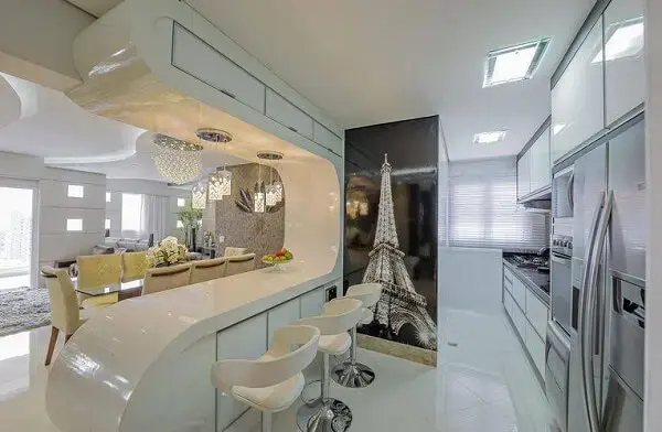 Balcão de cozinha com design surpreendente conta com armário basculante na parte superior