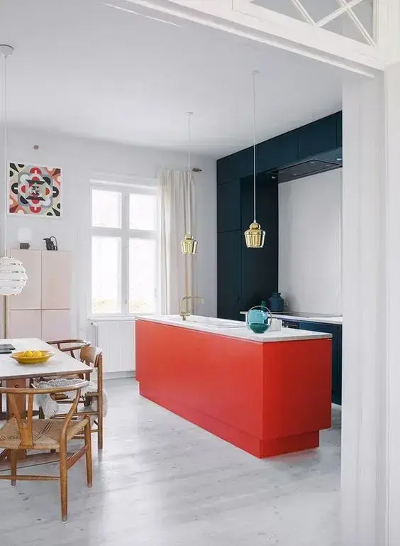 Bancada de cozinha cor coral e armário azul marinho