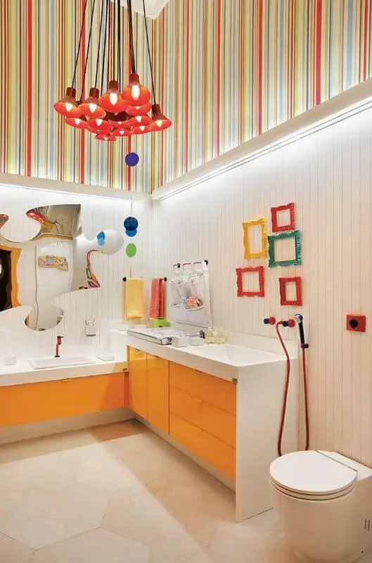 Banheiro com moldura colorida pequena na decoração
