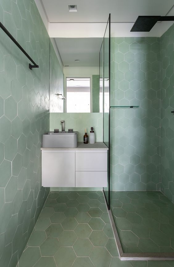 Banheiro com revestimento hexagonal verde claro