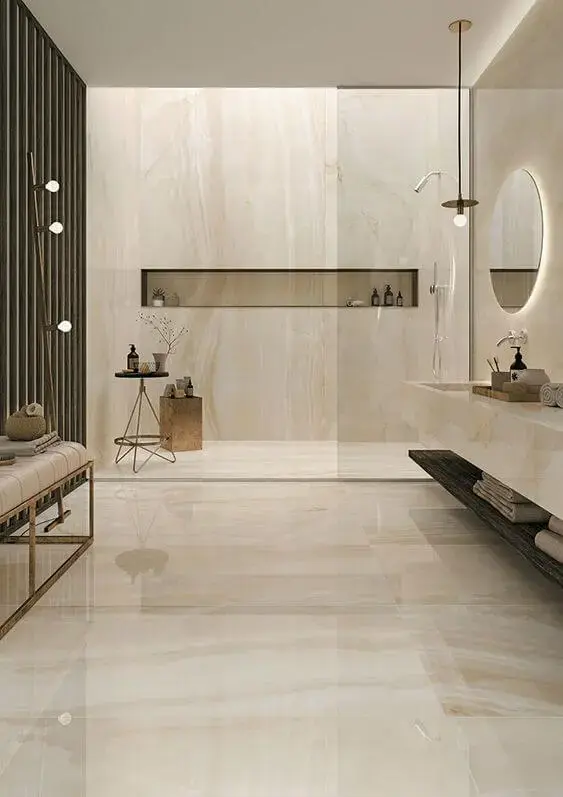 Banheiro com revestimento marmorizado bege e clássico