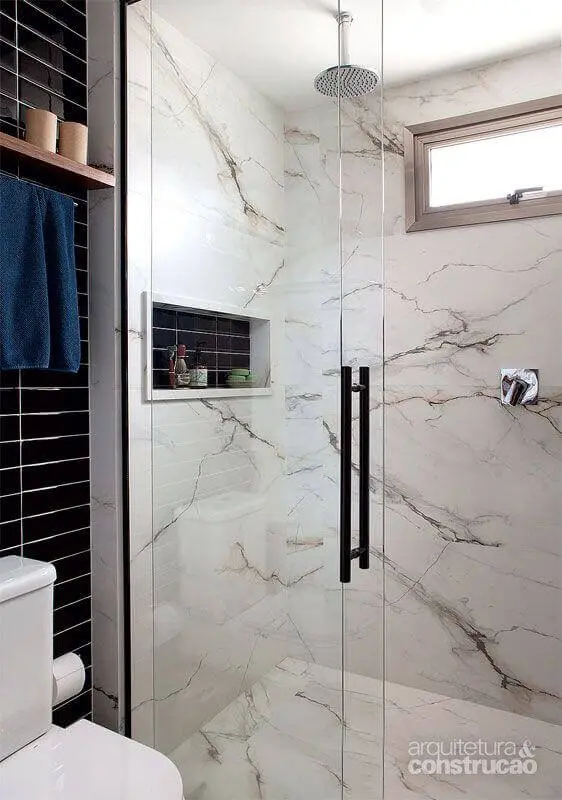 Banheiro com revestimento marmorizado branco e cinza