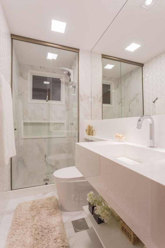 Banheiro com revestimento marmorizado cinza