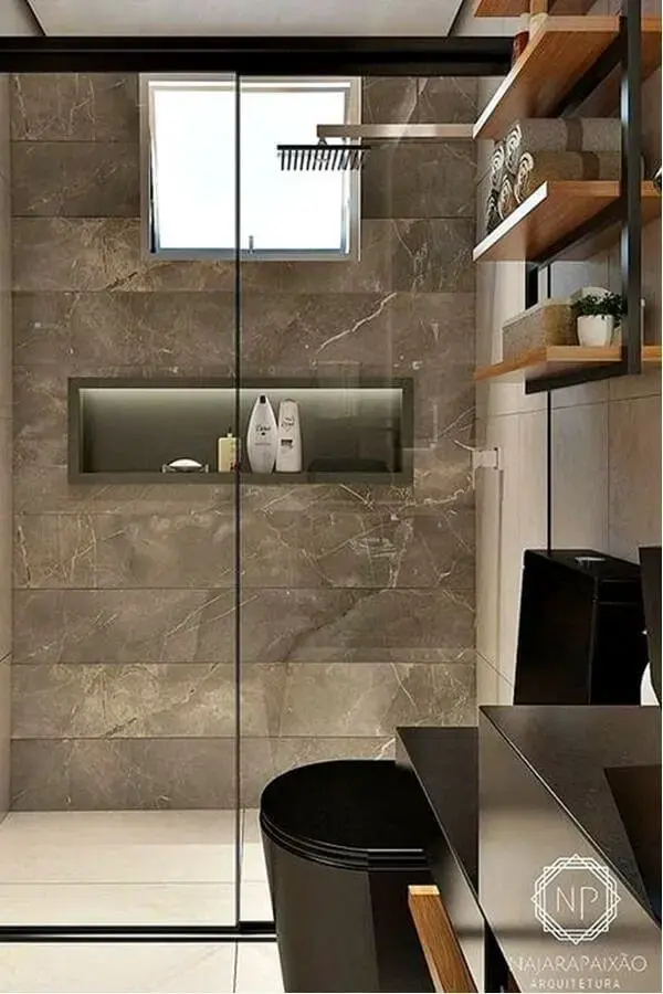 Banheiro com revestimento marmorizado marrom