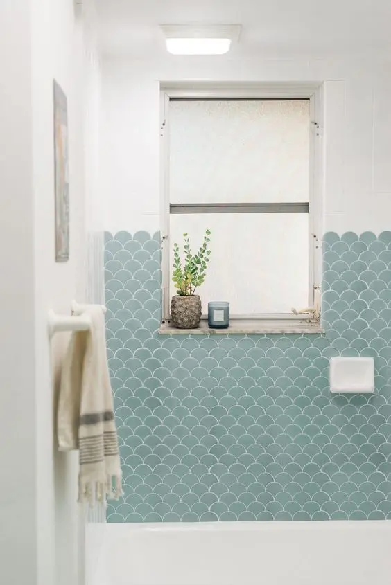 Banheiro com revestimento verde água e branco