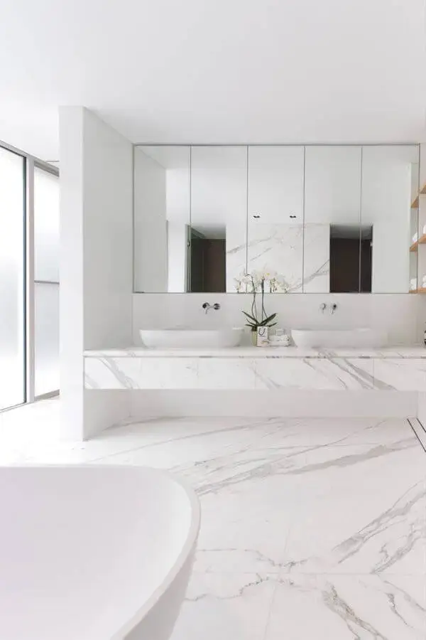 Banheiro moderno com revestimento marmorizado e enfeites brancos