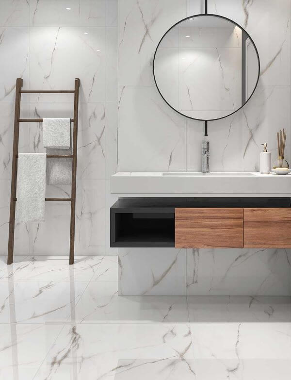 Banheiro moderno revestido de porcelanato marmorizado