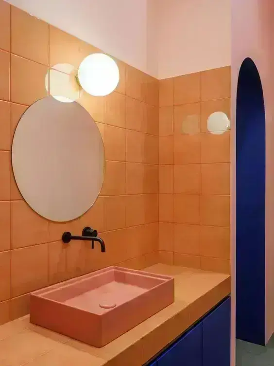 Banheiro revestido com azulejo retrô