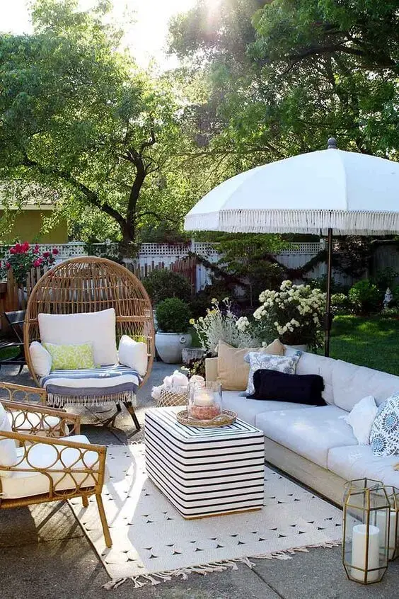 Cadeira para área externa com jardim e sofá