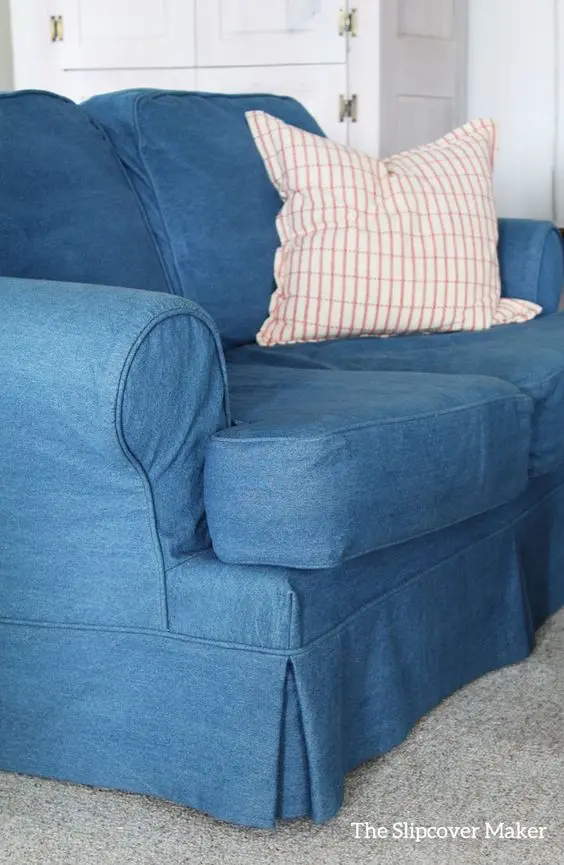 Capa de sofá azul para renovar o ambiente