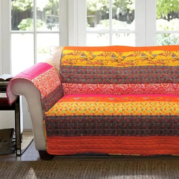 Capa de sofá colorida e estampada