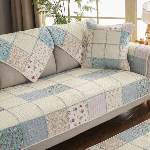 Capa de sofá estilo patchwork com tons de azul