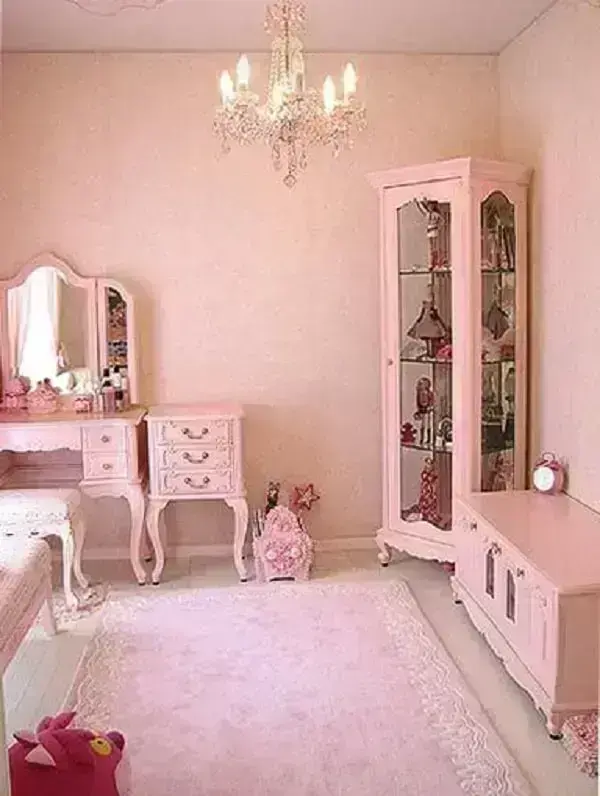 Combine a penteadeira rosa com outros móveis do quarto