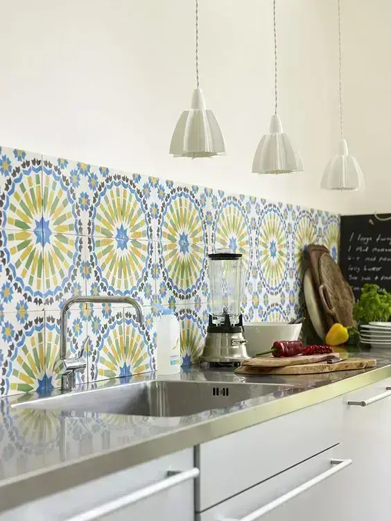 Cozinha com azulejo azul e verde retrô